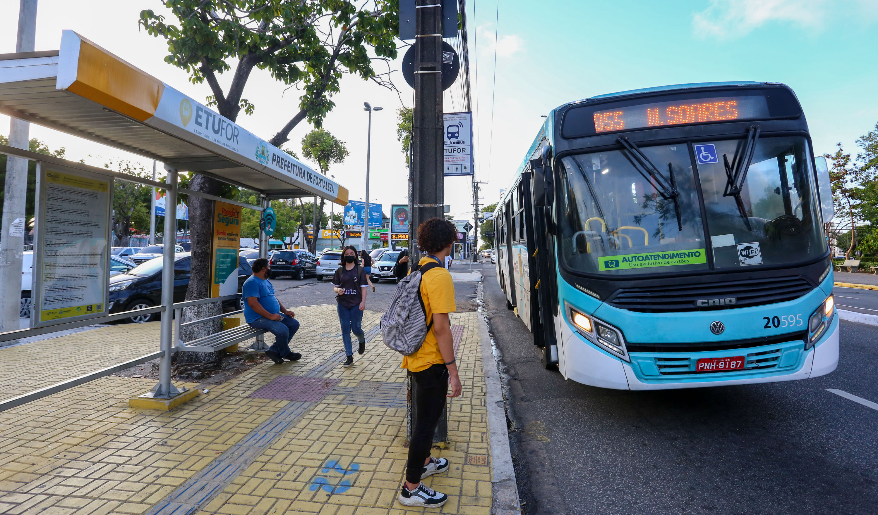 ônibus em uma parada na av. 13 de maio